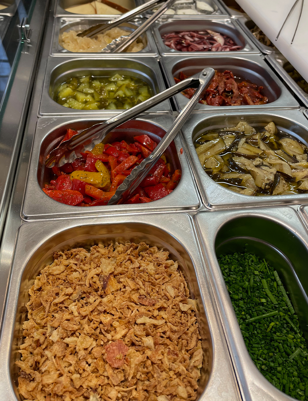 vitrine garnitures a propos https://troisfrites.fr/wp-content/uploads/2023/08/vitrine-garnitures-a-propos.png